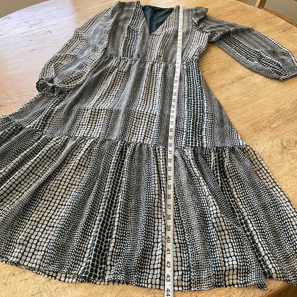 Banana Republic- Flounce Hem Chiffon V- Neck Dress - Picture 10 of 16